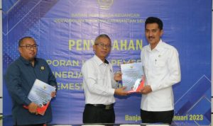 LHP diserahkan Kepala Badan Pemeriksa Keuangan (BPK) perwakilan Provinsi Kalimantan Selatan Rahmadi kepada Bupati Kabupaten Banjar H Saidi Mansyur, Rabu (18/1/2023) pagi di Banjarbaru. (Foto: Kominfo Kabupaten Banjar)