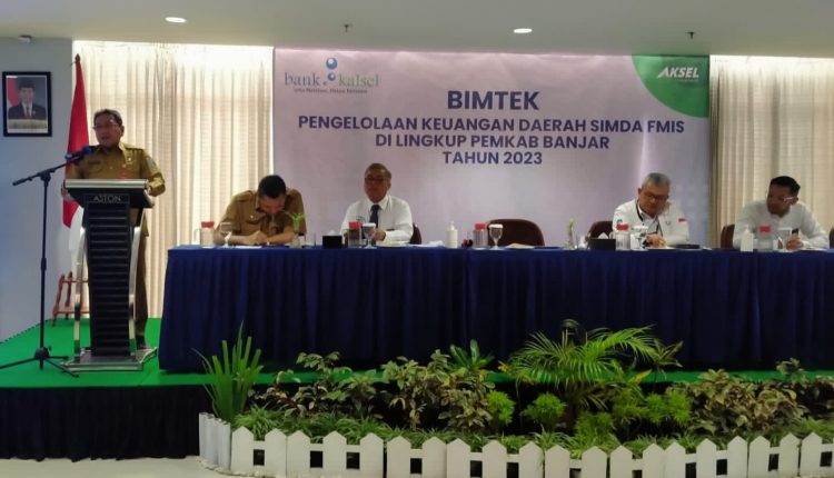 Sekda Banjar H Mokhamad Hilman membuka Bimtek Pengelolaan Keuangan Daerah, Senin (30/1/02023) di Gambut. (Foto: Kominfo Kabupaten Banjar)