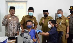 Gubernur Kalimantan Selatan, Sahbirin Noor bersama Ketua DPRD Kalsel Supian HK saat meninjau pelaksanan vaksinasi bergerak ramadan di Kabupaten Tabalong, Senin (11/4/2022). (Foto: MC Kalsel)