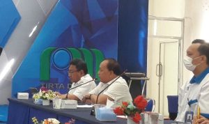 Ketua Panitia Seleksi Calon Direktur Teknik PT Air Minum Intan Banjar, Dr Ir H Mokhamad Hilman ST MT (kiri). (Foto: Katajari.com)