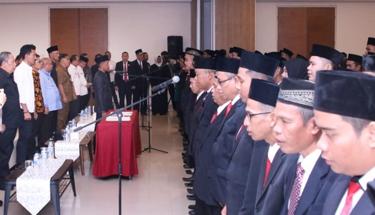 Pelantikan PPK se-Kabupaten Banjar oleh Ketua KPU Kabupaten Banjar Muhaimin, di Hotel TreePark, Kertak Hanyar, Rabu (4/1/2023) pagi. (Foto: Kominfo Kabupaten Banjar)