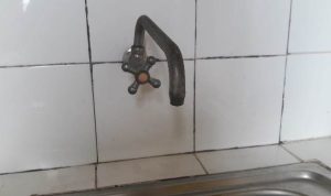 Penghentian distribusi dan pengaliran air di kawasan Jalan Gubernur Syarkawi Sungai Tabuk karena kebocoran pipa HDPE 500 mm. (Foto: Katajari.com)