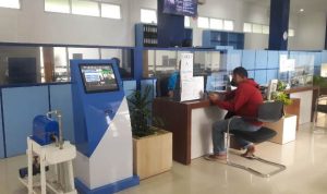 Loket layanan PT Air Minum Intan Banjar diliburkan pada libur nasional Senin 23 Januari 2023. (Foto: Katajari.com)