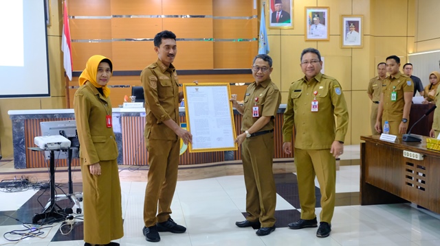 Bupati Banjar H Saidi Mansyur (dua kiri) serahkan Sertifikat Akreditasi Paripurna kepada Direktur RSUD Ratu Zalecha dr H Tofik (dua kanan), Senin (16/1/2023). (Foto: Brigade Raza)