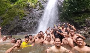 Paman Birin terpesona dengan air terjun Mandin Mangapan di Kecamatan Paramasan Kabupaten Banjar. (Foto: Adpim Setdaprov Kalsel)