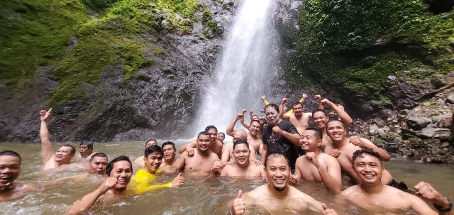 Paman Birin terpesona dengan air terjun Mandin Mangapan di Kecamatan Paramasan Kabupaten Banjar. (Foto: Adpim Setdaprov Kalsel)