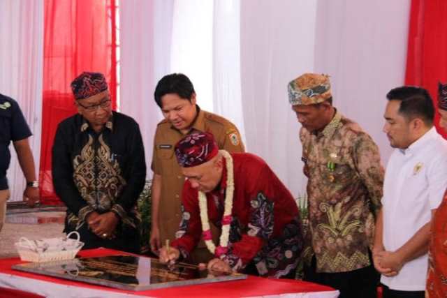 Peresmian pembangunan pabrik minyak makan merah oleh Menteri Koperasi dan UKM, Teten Masduki, Selasa (31/1/2023) di Batu Ampar. (Foto: Dishut Kalsel/Katajari.com)