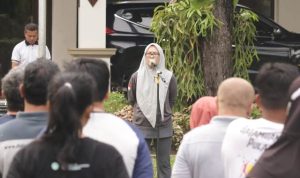 Kepala Dishut Kalsel Fatimatuzzahra saat memberikan arahan usai senam rutin mingguan, Rabu (8/2/2023). (Foto: Dishut Kalsel/Katajari.com)