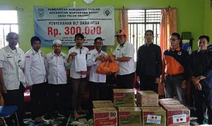 Kepala Pelaksana Badan Penanggulangan Bencana Daerah (BPBD) Kabupaten Banjar, Warsita, menyerahkan bantuan. (Foto: Kominfo Kabupaten Banjar)