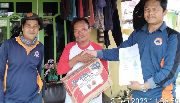 TRC BPBD Kabupaten Banjar serahkan bantuan kepada warga terdampak Banjir di Jalan Veteran Martapura. (Foto: Kominfo Kabupaten Banjar)