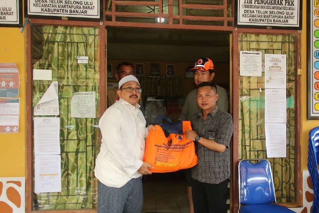 Wabup Banjar sampaikan bantuan logistik di Desa Teluk Selong, Sabtu (4/2/2023). (Foto: Kominfo Kabupaten Banjar/Katajari.com)