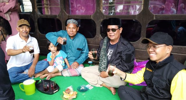 Gubernur Kalimantan Selatan (Kalsel) Sahbirin Noor atau Paman Birin ngopi bareng warga Desa Sungai Alang, dan Sungai Landas, Kecamatan Karang Intan, Kabupaten Banjar, Jumat (10/2/2023) pagi. (Foto: Adpim Setdaprov Kalsel)