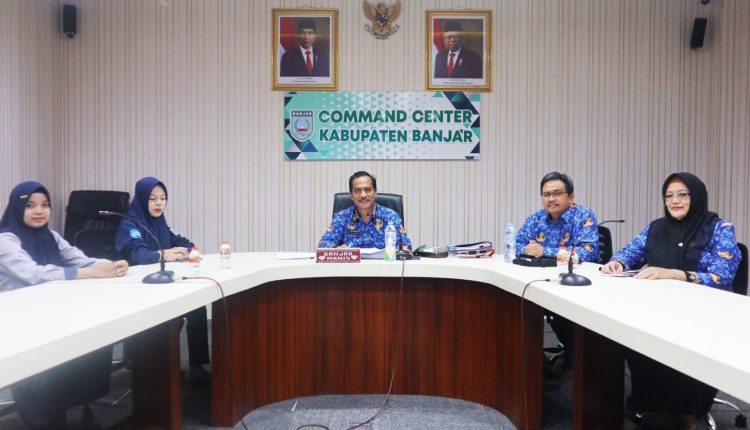 Kominfo Kabupaten Banjar mengikuti sosialisasi Pembangunan Smart City Metode KPBU secara zoom meeting, Jumat (17/2/2023). (Foto: Kominfo Kabupaten Banjar)