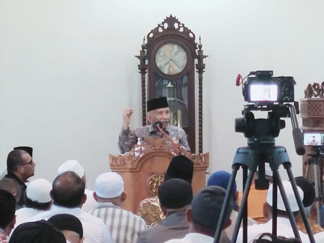 Ketua Majelis Syuro Partai Ummat Prof. Dr. H. Muhammad Amien Rais, M.A di Masjid At Taqwa, Pakauman Ulu Martapura Timur, Minggu (19/2/2023). (Foto: Metropaginews.com)