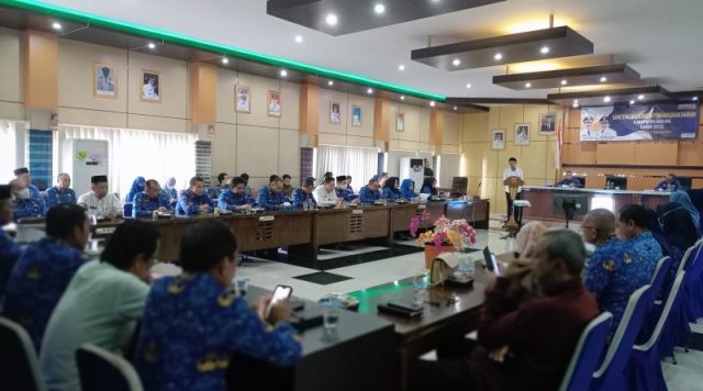 Bupati Banjar H Saidi Mansyur membuka Rapat Evaluasi Kinerja Pembangunan Daerah Tahun 2022, Jumat (17/2/2023) di Bappedalitbang Banjar di Martapura. (Foto: Bappedalitbang Banjar)