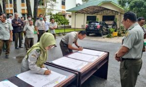 Penadatanganan Komitmen BerAKHLAK bagi seluruh Aparatur Sipil Negara (ASN) di lingkup SMK-PP Negeri Banjarbaru, bertempat di halaman kampus, Senin (06/02/2023). (Foto: Tim Ekspos SMK PP Negeri Banjarbaru)