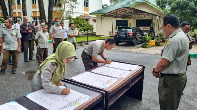 Penadatanganan Komitmen BerAKHLAK bagi seluruh Aparatur Sipil Negara (ASN) di lingkup SMK-PP Negeri Banjarbaru, bertempat di halaman kampus, Senin (06/02/2023). (Foto: Tim Ekspos SMK PP Negeri Banjarbaru)