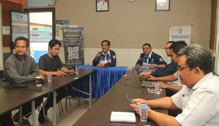 Dinas Komunikasi Informatika Statistik dan Persandian (DKISP) Kabupaten Banjar rapat dengan para relawan posko induk Sekumpul, di Aula Cakrawala, Martapura, Rabu (8/2/2023) siang. (Foto: Kominfo Kabupaten Banjar)