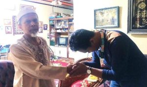 Panitia penyelenggara (kanan) meminta maaf kepada Ketua MUI Kota Banjarbaru KH Nursahid Ramli (kiri),Kamis (9/2/2023). (Foto: MedCen Kota Banjarbaru)