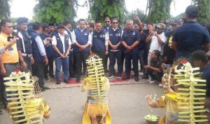 Tari Baksa Kambang menyambut kedatangan Anies Baswedan, Kamis (16/2/2023) di kediaman Ketua DPW Partai NasDem Kalsel H Mansyur di Banjarbaru. (Foto: Katajari.com)