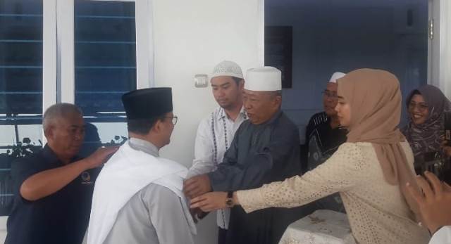 Anies Baswedan disambut Tuan Guru Hatim Salman, Kamis (16/2/2023) di kediaman di Gang Madrasah Jalan Sekumpul Kelurahan Sekumpul Martapura. (Foto: Katajari.com)