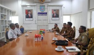 Kepala Stasiun BMKG Kalsel Goeroeh Tjiptanto audiensi Sekolah Lapang Iklim dengan Bupati Banjar H Saidi Mansyur, dan jajaran di ruang kerja Bupati, Senin (20/2/2022) siang. (Foto: Kominfo Kabupaten Banjar/Katajari.com)