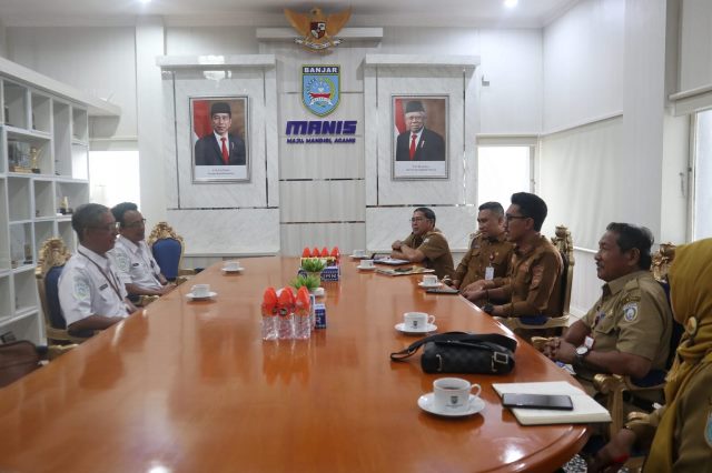 Kepala Stasiun BMKG Kalsel Goeroeh Tjiptanto audiensi Sekolah Lapang Iklim dengan Bupati Banjar H Saidi Mansyur, dan jajaran di ruang kerja Bupati, Senin (20/2/2022) siang. (Foto: Kominfo Kabupaten Banjar/Katajari.com)