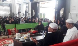 Anggota DPR RI Habib Abu Bakar al Habsyi yang juga Sekjen PKS ketika di Majelis Assayidah Khadijatul Qubro, Selasa (21/2/2023) di Pasayangan Barat, Martapura. (Foto: Katajari.com)