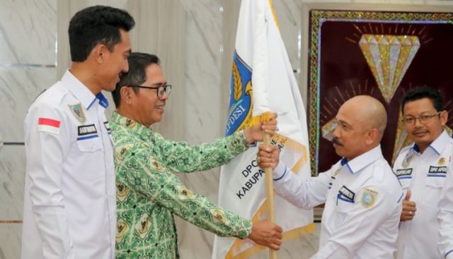 Kasmayuda (dua kanan) resmi dilantik sebagai Ketua Dewan Pimpinan Cabang (DPC) Asosiasi Pemerintah Desa Seluruh Indonesia (Apdesi) Kabupaten Banjar Provinsi Kalimantan Selatan (Kalsel), Rabu (22/2/2023). (Foto: Kominfo Kabupaten Banjar/Katajari.com)