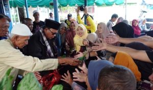 Paman Birin menyambangi Desa Tunggul Irang Ulu, Kecamatan Martapura, Kabupaten Banjar, Jumat (17/2/2023), peninjauan pasca banjir. (Foto: Adpim Setdaprov Kalsel/Katajari.com)