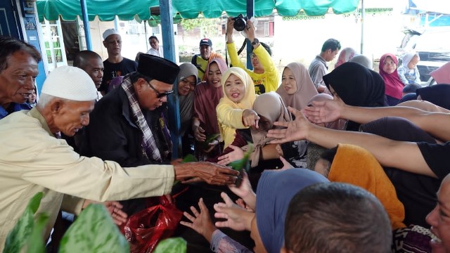 Paman Birin menyambangi Desa Tunggul Irang Ulu, Kecamatan Martapura, Kabupaten Banjar, Jumat (17/2/2023), peninjauan pasca banjir. (Foto: Adpim Setdaprov Kalsel/Katajari.com)