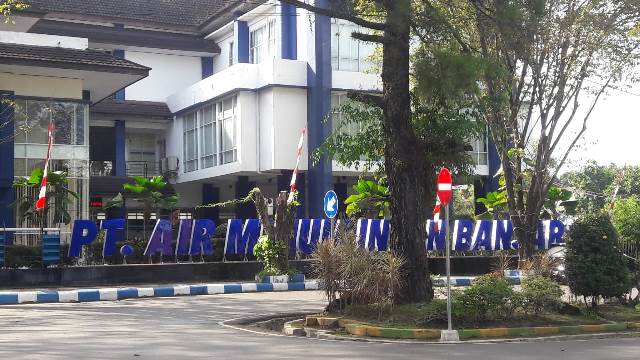 Kantor pusat PT Air Minum Intan Banjar (Perseroda) di Jalan Pangeran Hidayatullah Kota Banjarbaru. (Foto: Katajari.com)