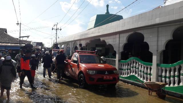 BPBD Kabupaten Banjar dukung pihak ketiga distribusi bantuan untuk warga terdampak banjir, Jumat. (Foto: Katajari.com)