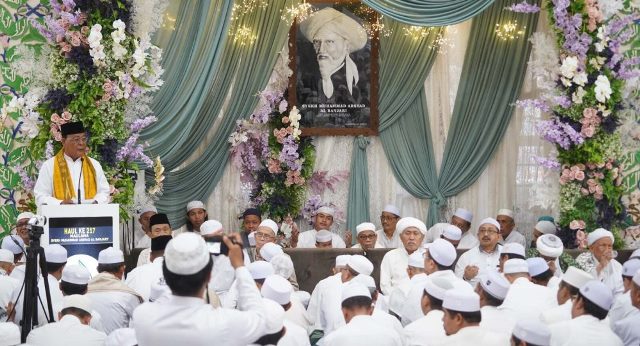 Paman Birin menghadiri haul ke-217 Maulana Syech Muhammad Arsyad Al Banjari atau Datu Kalampayan, Kamis (27/4/2023) pagi di Masjid Jami Tuhfaturroghibin Desa Dalam Pagar Ulu, Martapura, Kabupaten Banjar. (Foto: Adpim Setdaprov Kalsel/Katajari.com)