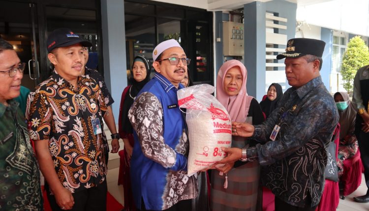 Wakil Bupati (Wabup) Banjar Said Idrus Al-Habsyie menyalurkan cadangan beras pemerintah untuk bantuan pangan tahun 2023, di halaman Kantor Bupati Banjar, Martapura, Kamis (13/4/2023) pagi. (Foto: Kominfo Kabupaten Banjar/Katajari.com)