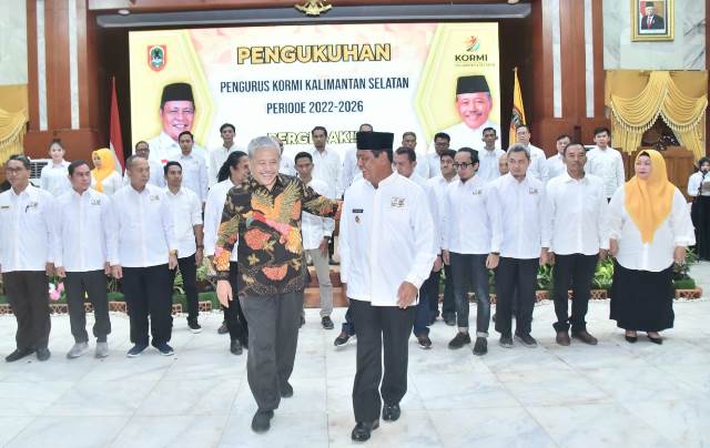 Paman Birin (kanan) dan Ketua KORMI Nasional Hayono Isman (kiri) di Mahligai Pancasila Banjarmasin pada Senin (17/4/2023) dinihari. (Foto: Adpim Setdaprov Kalsel/Katajari.com)