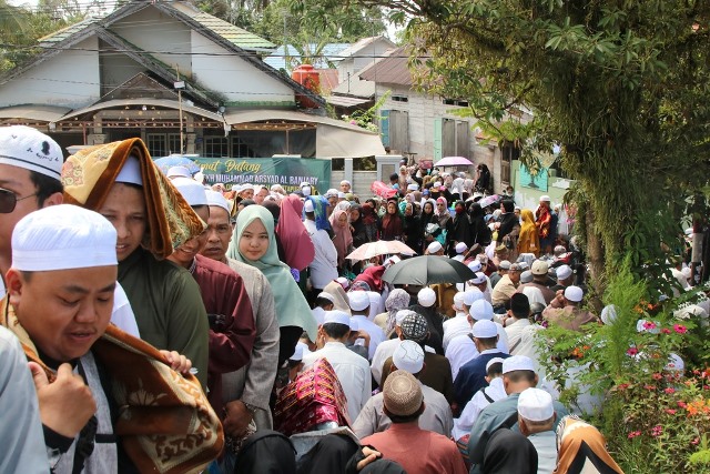 Jemaah memadati puncak peringatan haul ke 217 Jaddina Maulana Syech Muhammad Arsyad Al Banjari (Datu Kalampayan) digelar di Masjid Tuhfaturroghibin Desa Dalam Pagar Ulu, Martapura Timur, Kabupaten Banjar, Kamis (27/04/2023) pagi. (Foto: Kominfo Kabupaten Banjar/Katajari.com)