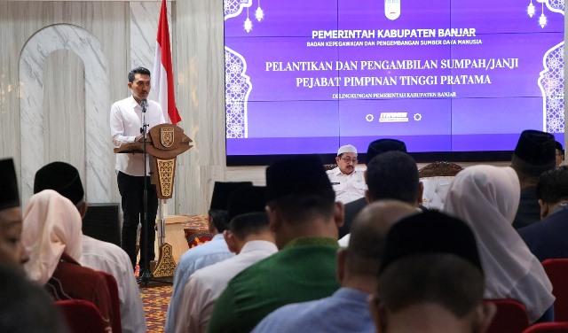 Pelantikan dan pengambilan sumpah atau janji jabatan Eselon II oleh Bupati Banjar H Saidi Mansyur, di Mahligai Sultan Adam Lantai II Martapura, Jumat (28/4/2023). (Foto: Kominfo Kabupaten Banjar/Katajari.com)