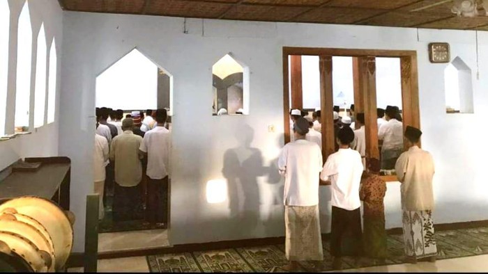 Jemaah Al Mudhor di Desa Wates, Kecamatan Sumbergempol, Tulungagung, menggelar salat Idulfitri 1444 H, Rabu (19/4/2023) pagi. (Foto: Detik.com)