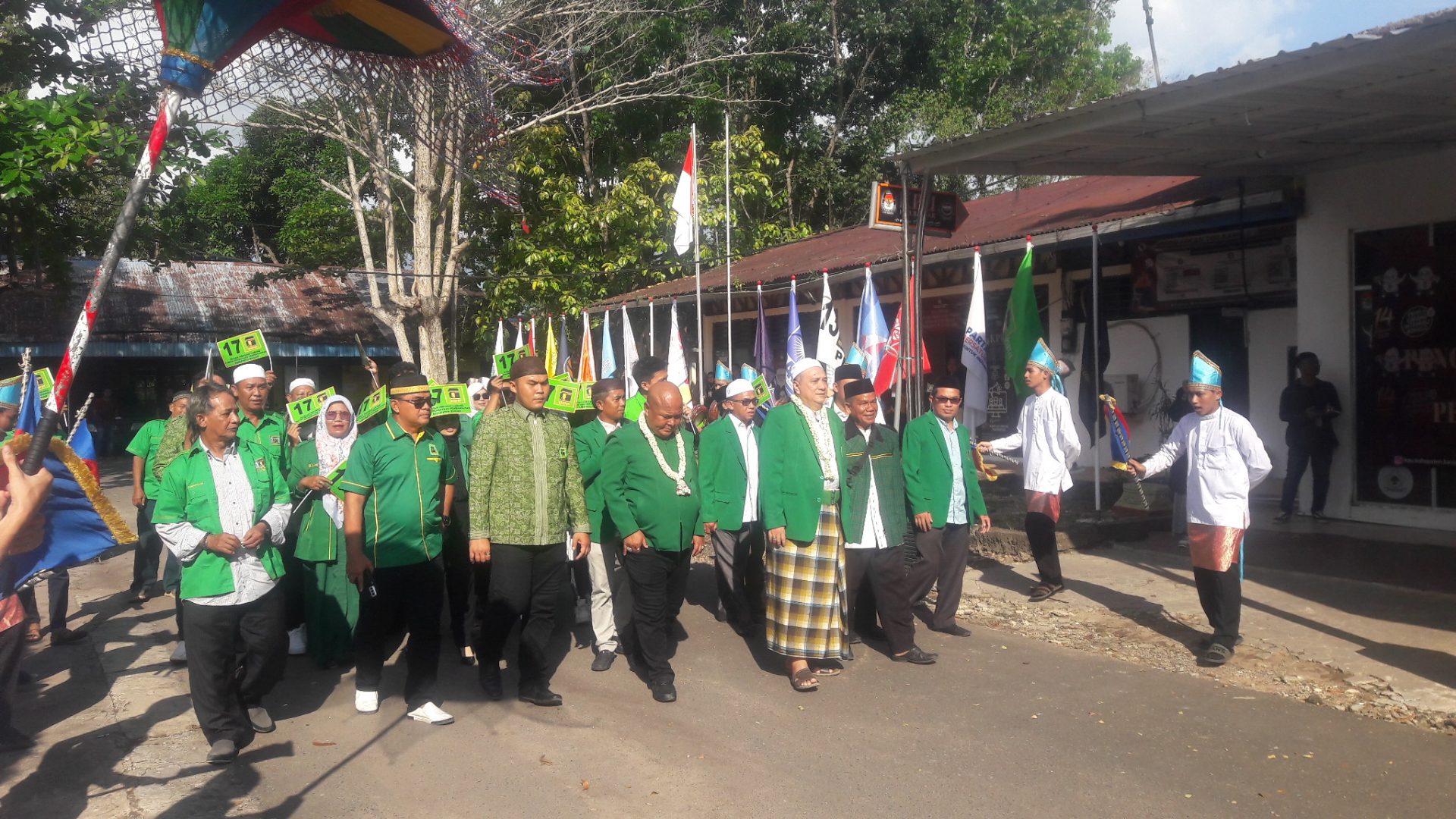 PPP Kabupaten Banjar ketika menuju sekretariat KPU Kabupaten Banjar, Minggu (14/5/2023). (Foto: Katajari.com)