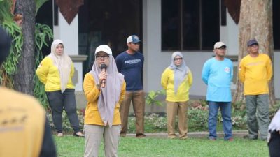 Kepala Dishut Kalsel Hj Fathimatuzzahra memimpin kegiatan rutin kerja bakti bersama pembersihan lingkungan sekitar kantor, Selasa (2/5/2023) pagi. (Foto: Dishut Kalsel/Katajari.com)