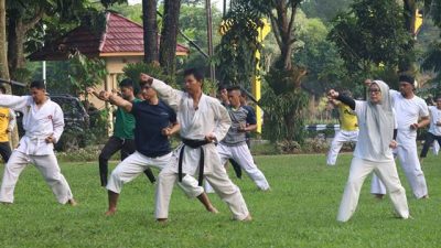 Pegawai Dinas Kehutanan (Dishut) Provinsi Kalimantan Selatan (Kalsel) menggelar latihan karate bersama untuk menjaga stamina dan kebugaran tubuh, Rabu (24/5/2023) pagi sekitar pukul 07.00 Wita di halaman kantor setempat. (Foto: Dishut Kalsel/Katajari.com)