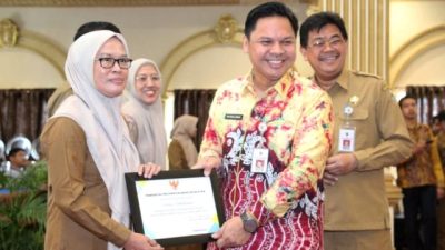 Kepala Dishut Kalsel Kalsel, Fathimatuzzahra menerima anugerah terbaik tiga kategori media sosial AMPK 2023 dari Gubernur Kalsel H Sahbirin Noor melalui Sekda Kalsel Roy Rizali Anwar, Selasa (9/5/2023). (Foto: Kominfo Kalsel/Katajari.com)