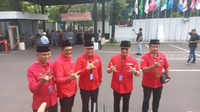 Parade Budaya hingga Naik Delman saat Daftarkan Caleg ke KPU, Hasto PDIP: Sesuai Nomor 3 Banteng Moncong Putih, Metal! (Foto: Suara.com/Bagaskara)