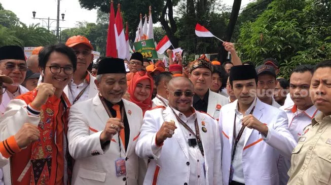 Pimpinan Partai Keadilan Sejahtera (PKS) tiba di Kantor KPU RI, Jakarta Pusat, Senin (8/5/2023). (Foto: Suara.com/Dea)