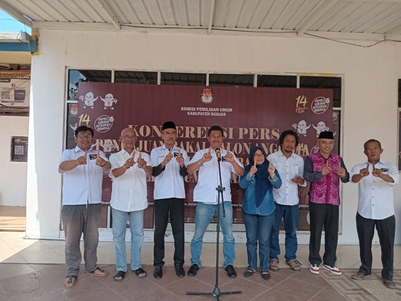 Partai Garuda Kabupaten Banjar di depan sekretariat KPU Kabupaten Banjar, Minggu (14/5/2023) (Foto: Katajari.com)