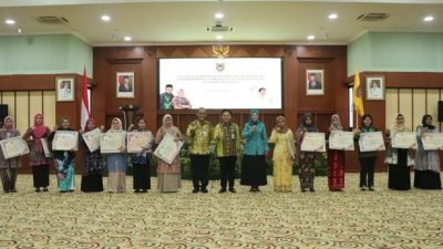 Paman Birin melalui Sekretaris Daerah Provinsi Kalsel, Roy Rizali Anwar memberikan apresiasi dengan menyerahkan penghargaan bagi Perempuan Berjasa dan Berprestasi se-Kalsel di Gedung Idham Chalid, Jumat (19/5/2023). (Foto: Adpim Setdaprov Kalsel/Katajari.com)