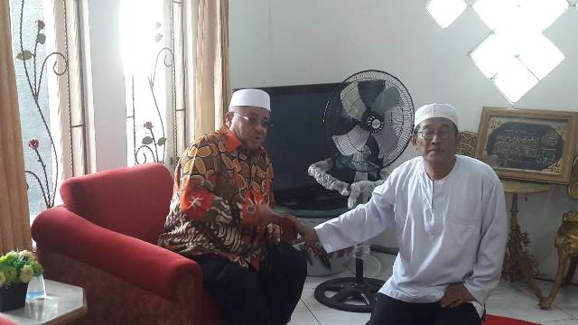 Sekjen PKS Habib Aboe Bakar Al Habsyi silaturahmi keluarga Abah Anang Djaozuly, Rabu (3/5/2023) siang. (Foto: Katajari.com)