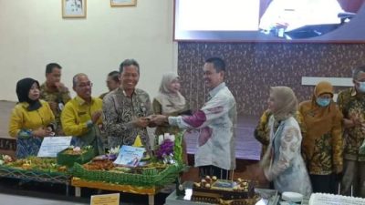 Pejabat terdahulu Dr. dr. Izaak Zoelkarnain Akbar, Sp.OT(K) (dua kanan) bersama Diauddin, Kamis (4/5/2023) di Aula Utama Gedung Ulin Tower di Banjarmasin. (Foto: Abdi Persada/Katajari.com)