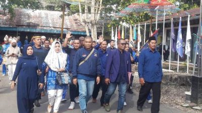 Partai Nasdem Kabupaten Banjar mengantarkan berkas pendaftaran bacaleg Kabupaten Banjar, Kamis (12/5/2023) ke KPU Kabupaten Banjar. (Foto: Katajari.com)